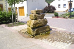 Brunnenanlage aus Kalkstein - Findlingen